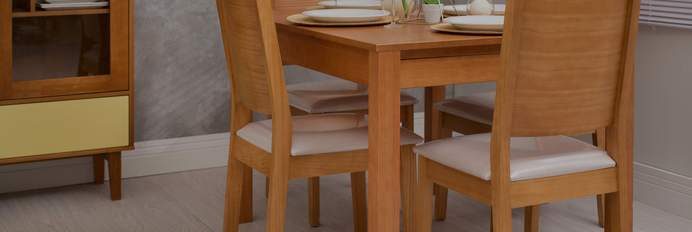 Cadeira de jantar estofada turim na cor natural e tecido cinza em fundo cinza