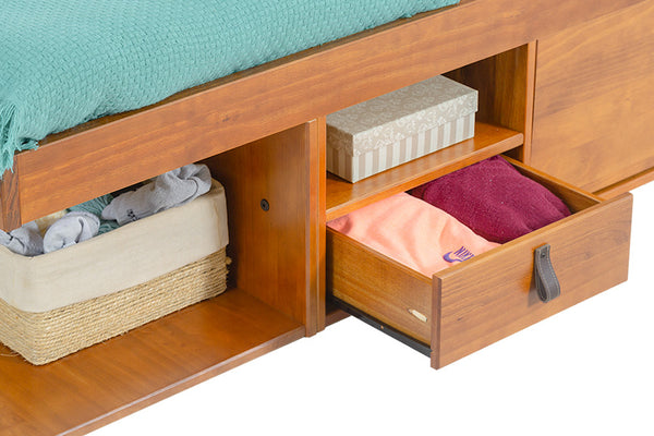 foto da cama moderna king size com gavetas bali na cor nozes com gaveta aberta em fundo branco
