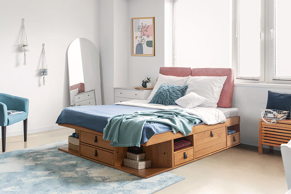 foto ambientada da cama de madeira queen size com gavetas bali na cor nozes vista na diagonal em quarto