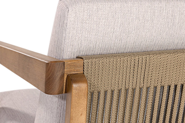 detalhe cordas poltrona para sala de estar mantra em madeira de eucalipto assento encosto estofado