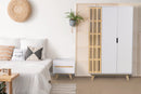 armario de madeira 3 portas panteon natural e off white em quarto de casal