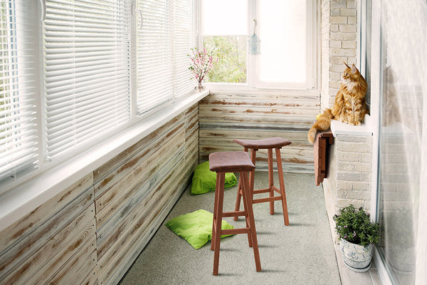 foto ambientada da mesa redonda dobravel legno jatoba fixada na parede com gato sobre ela fechada em varanda coberta