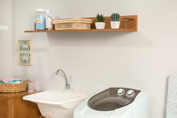 foto ambientada da prateleira para lavanderia de parede grande sabor caseiro nozes vista na diagonal com objetos sobre ela