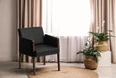 foto ambientada poltrona designer para sala arpoador carvalho e tecido preto em sala de estar