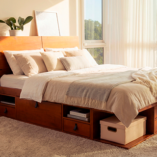 Cama confortável com compartimento de madeira