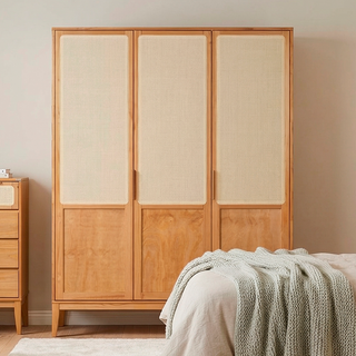 Guarda-roupa de 3 postas Serena em um ambiente de quarto com cômoda Serena cama com cabeceira e mesa de cabeceira.