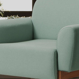 Sala de estar com poltrona agnes na cor natural e tecido verde