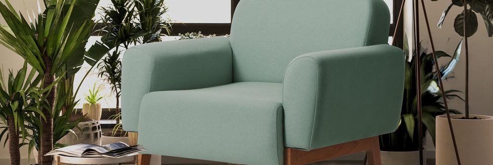Sala de estar com poltrona agnes na cor natural e tecido verde