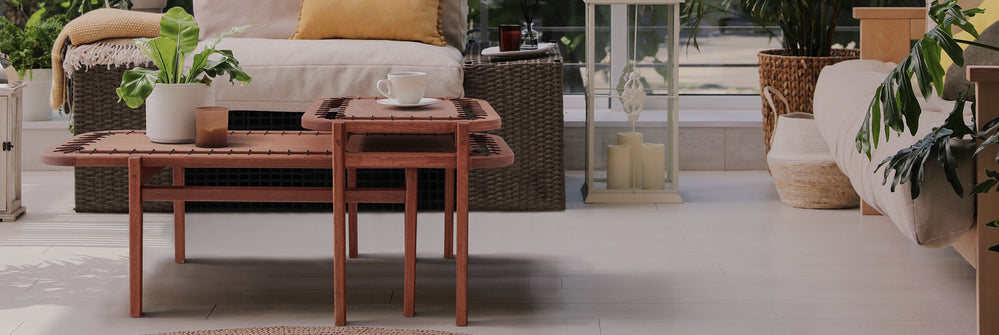 Sala de estar com mesa de centro e mesa lateral cipó na cor jatobá e corda preta