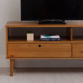 Sala de estar com rack para tv com gavetas charme na cor doce de leite escovado