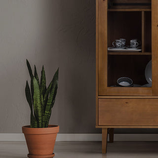 Sala de estar com cristaleira 1 porta garbo na cor cera natural e preto