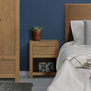 Quarto com cama de casal, guarda-roupas 2 portas e mesa de cabeceira dener na cor mel