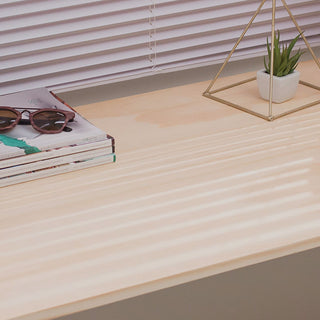 Home office com escrivaninha legno na cor cru