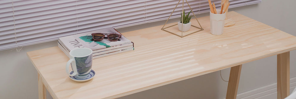 Home office com escrivaninha legno na cor cru