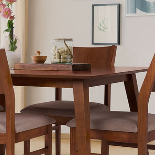 Sala de jantar com mesa de jantar 4 lugares lótus na cor caramelo