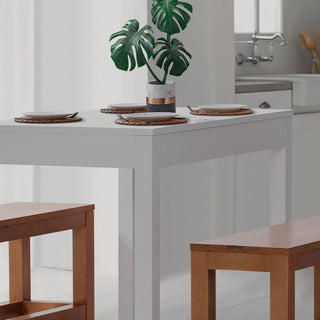 Sala de jantar com mesa de jantar 4 lugares puerto na cor branco giz e dois bancos 2 lugares puerto na cor nozes