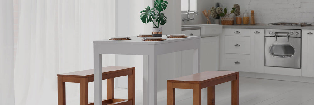 Sala de jantar com mesa de jantar 4 lugares puerto na cor branco giz e dois bancos 2 lugares puerto na cor nozes