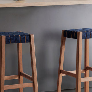 Cozinha com balcão americano e duas banquetas altas tape na cor azul escuro
