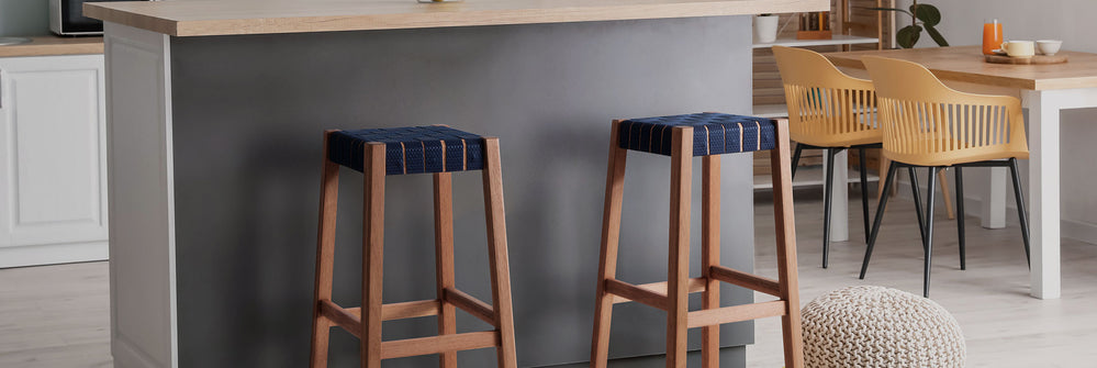Cozinha com balcão americano e duas banquetas altas tape na cor azul escuro