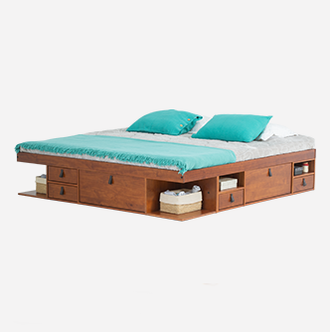 cama bali king caramelo em fundo branco vista em diagonal