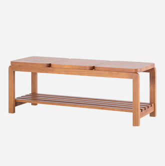 banco baixo de madeira 3 lugares natu nozes em fundo infinito visto na diagonal