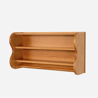 prateleira de madeira luana cerezo vista na diagonal com objetos sobre ela