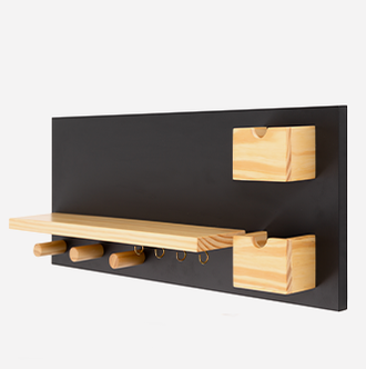 porta chaves de parede e painel de recados chat cru e quadro negro visto na diagonal em fundo branco