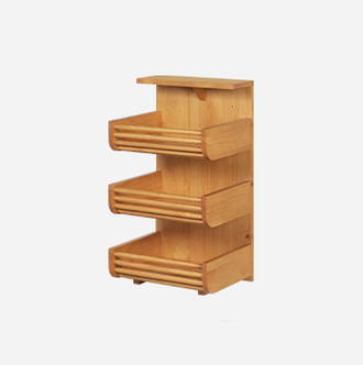 fruteira de madeira butia nozes vista na diagonal em fundo infinito