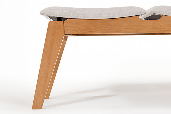 Banco de Madeira 2 lugares Aconchego 110x42 cm Mel e Tecido Creme detalhe base