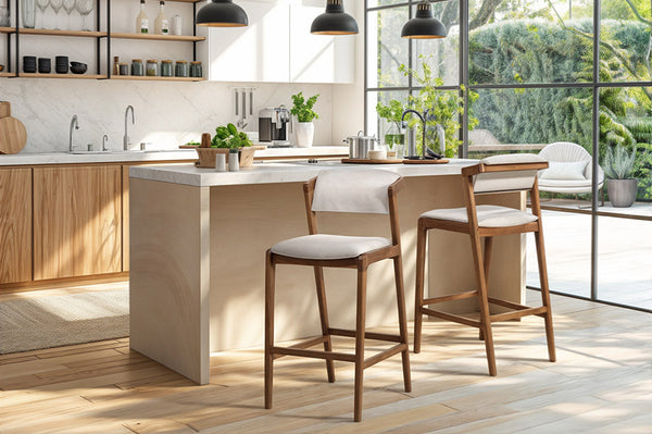 Banqueta elegante alta Santorini avelã e tecido bege ambientada na cozinha em frente a bancada