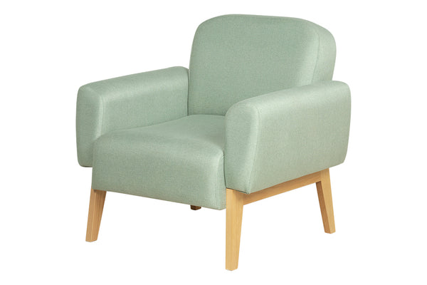 poltrona para sala agnes base natural e tecido verde vista na diagonal