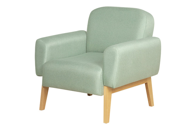 poltrona para sala agnes base natural e tecido verde vista na diagonal