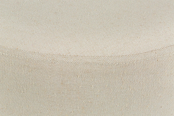 foto do banco puff mesa macaron na cor amêndoa e tecido bege focando no tecido