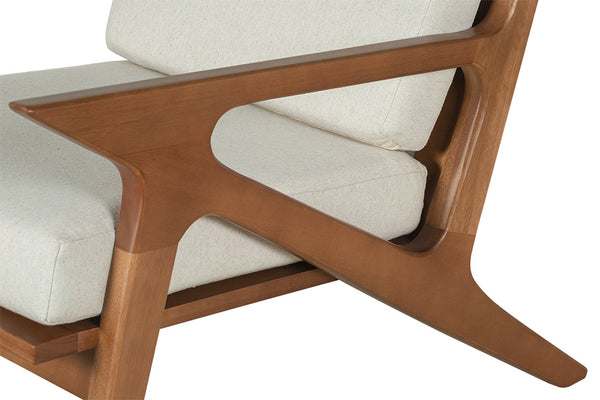 poltrona para sala tris amendoa e tecido cru detalhe lateral
