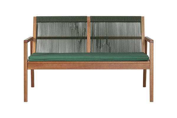 sofa 2 lugares oliva amêndoa e corda verde visto de frente em fundo branco