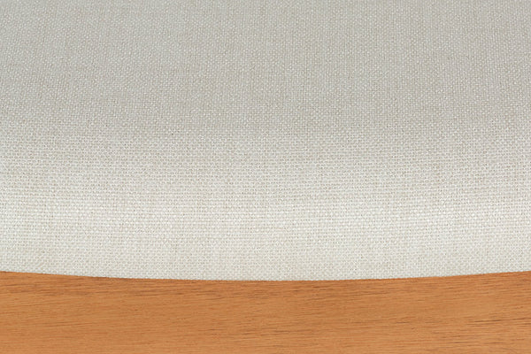 Banco de Madeira 3 lugares Aconchego 161x42 cm Mel e Tecido Creme detalhe tecido