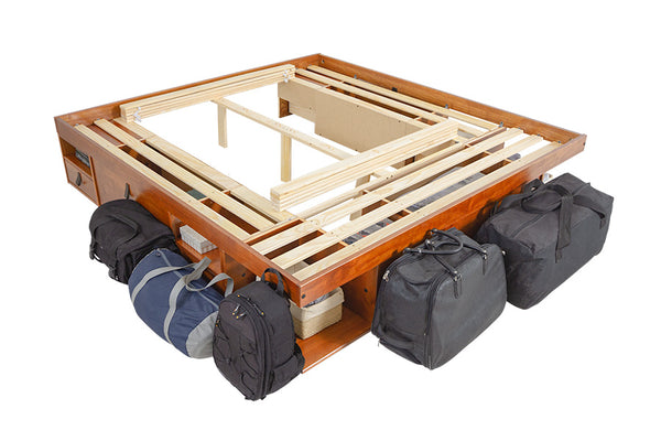 foto da cama madeira king size com gavetas bali na cor nozes vista na diagonal em fundo branco com estrado aberto