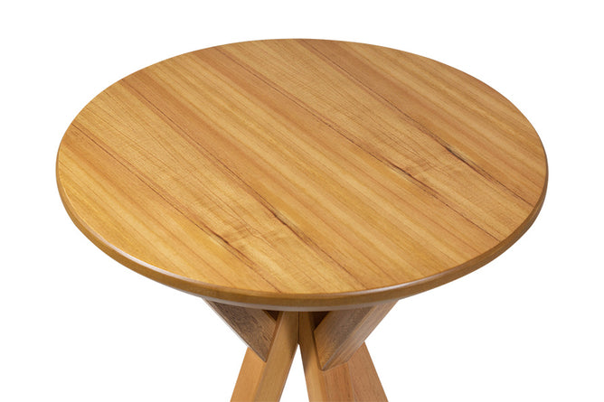 Mesa de canto Grace em fundo branco focando no tampo