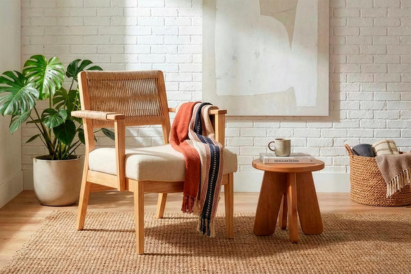 Poltrona Talinga em uma sala de estar com banqueta mimo ao lado.