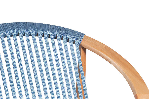 Poltrona Cônica Natural e Corda Azul focando nos detalhes da corda