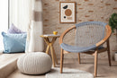 Poltrona conica cor natural e corda azul com mesa lateral grace ambientadas na sala de estar