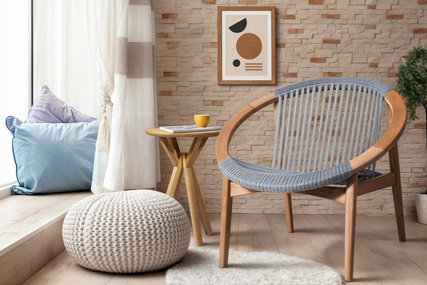 Poltrona conica cor natural e corda azul com mesa lateral grace ambientadas na sala de estar