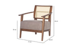 Poltrona estofada Serena cor pinhão e tecido avelã vista na diagonal em fundo branco com medidas descritas na imagem
