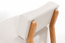 Poltrona para Sala Doma Mel e Tecido Creme detalhe da madeira do encosto