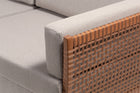 Sofá 3 lugares Ease imagem focando nos detalhes do trançado do braço