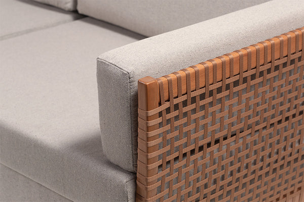 Sofá 3 lugares Ease imagem focando nos detalhes do trançado do braço