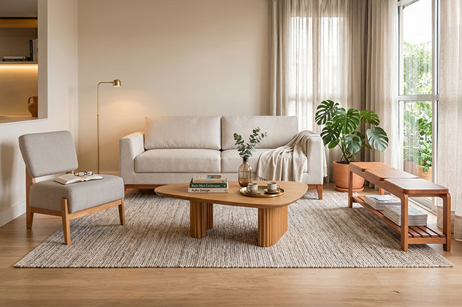 sofa chanfre mesa harmonia poltrona luna e banco natu ambientados na sala de estar