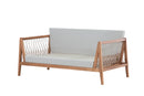 sofa 2 lugares trance cedro e tecido bege visto na diagonal em fundo branco sem almofadas