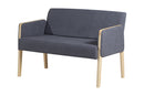 sofa 2 lugares arpoador natural e tecido cinza escuro visto na diagonal em fundo infinito