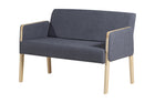sofa 2 lugares arpoador natural e tecido cinza escuro visto na diagonal em fundo infinito